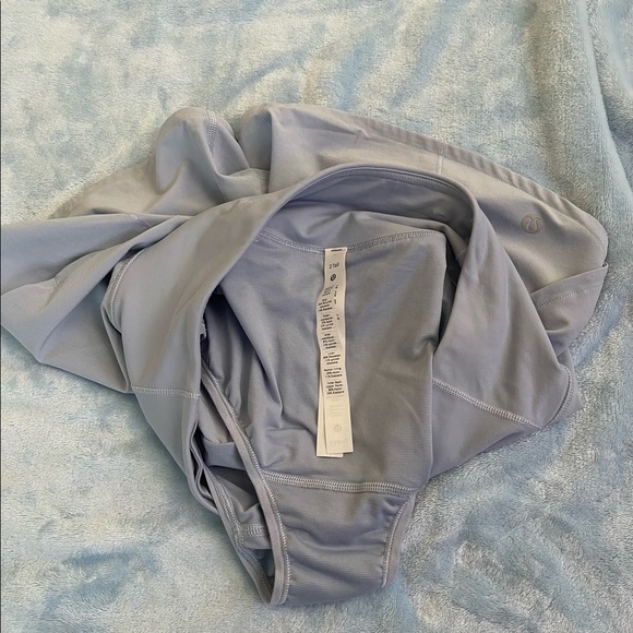Lululemon Blue linen mid rise 4” speed up short size 2 tall excellent condition - Picture 3 of 3